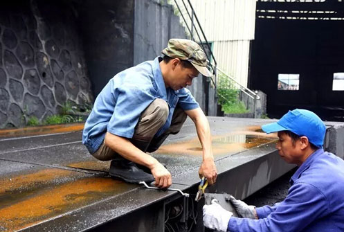 地磅搶修現(xiàn)場