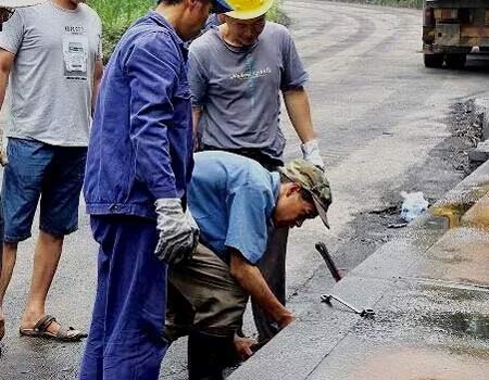 坎市發(fā)運站組織人員對該站地磅進行常規(guī)檢測